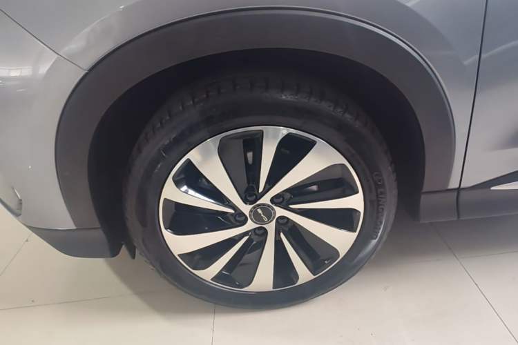 Used BYD Song PLUS New Energy 2023 Champion Edition DM-i 150KM Flagship PLUS Left Front Wheel Hub