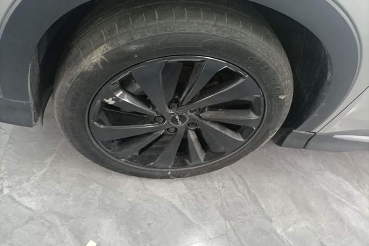 Used BYD Song PLUS New Energy 2023 Champion Edition DM-i 110KM Flagship Model Left Front Wheel Hub
