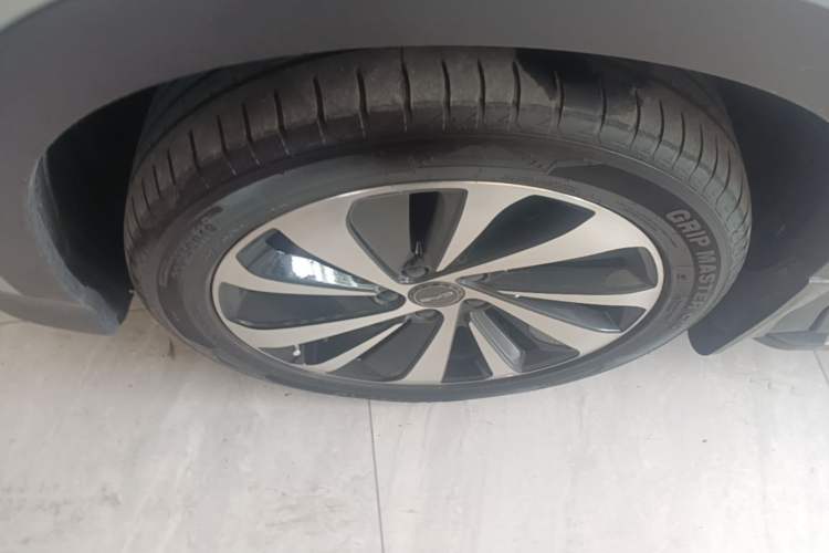 Used BYD Song PLUS New Energy 2023 Champion Edition DM-i 110KM Flagship Model Left Front Wheel Hub