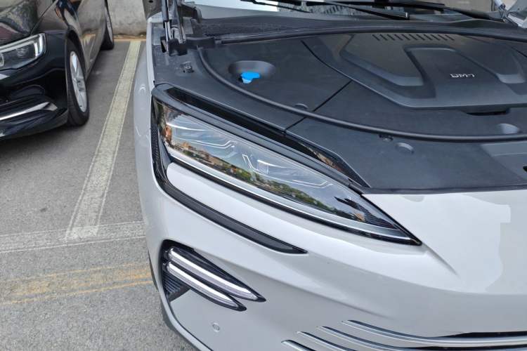 Used BYD Song PLUS New Energy 2023 Champion Edition DM-i 150KM Flagship PLUS 5G Right Front Headlight
