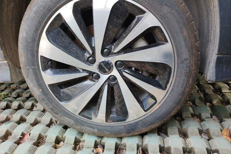 Used BYD Song PLUS New Energy 2023 Champion Edition EV 520KM Prestige Model Right Front Wheel Hub