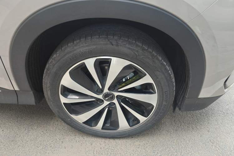 Used BYD Song PLUS New Energy 2023 Champion Edition DM-i 110KM Flagship PLUS Right Front Wheel Hub