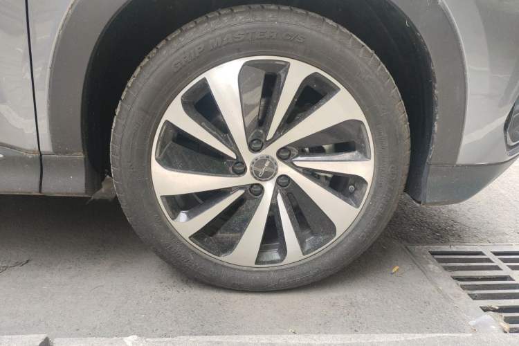 Used BYD Song PLUS New Energy 2023 Champion Edition DM-i 110KM Flagship Model Right Front Wheel Hub