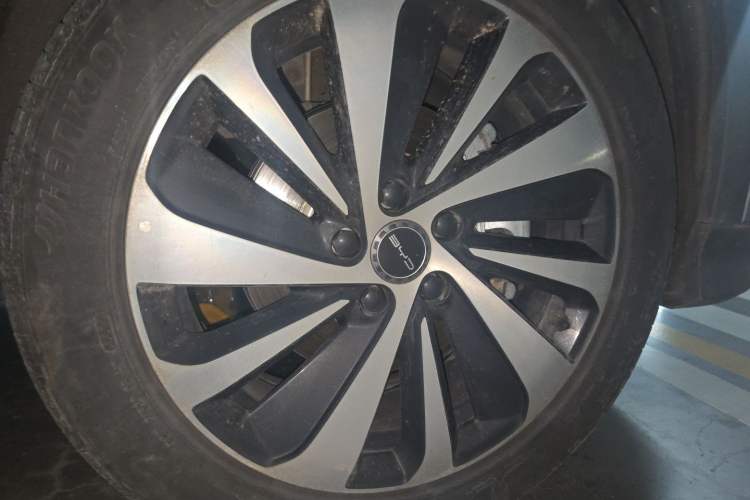 Used BYD Song PLUS New Energy 2023 Champion Edition EV 605KM Flagship PLUS Right Front Wheel Hub