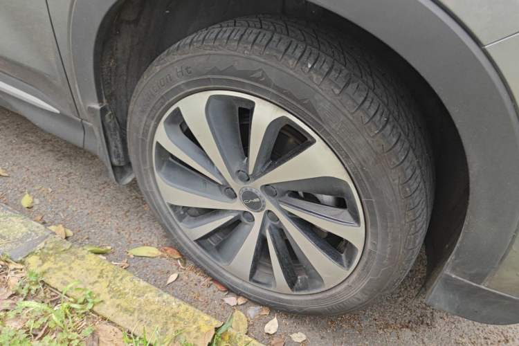 Used BYD Song PLUS New Energy 2023 Champion Edition EV 520KM Luxury Model Right Front Wheel Hub