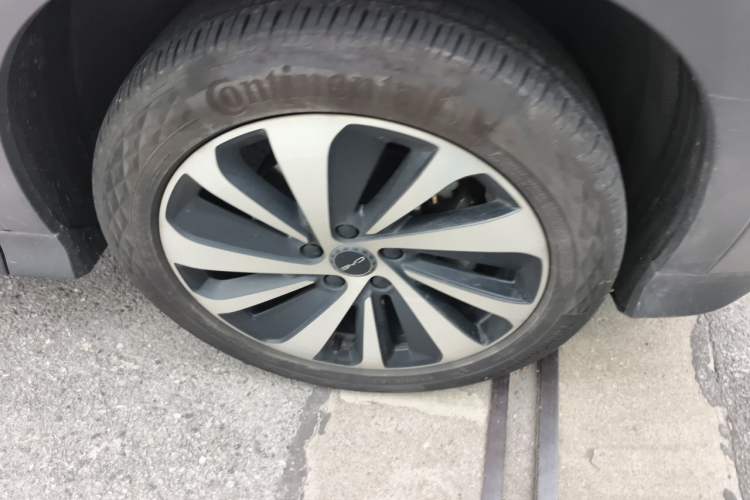 Used BYD Song PLUS New Energy 2023 Champion Edition EV 520KM Flagship Model Right Front Wheel Hub