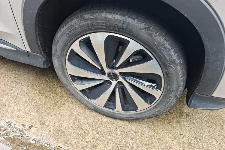 Used BYD Song PLUS New Energy 2023 Champion Edition EV 520KM Prestige Model Right Front Wheel Hub