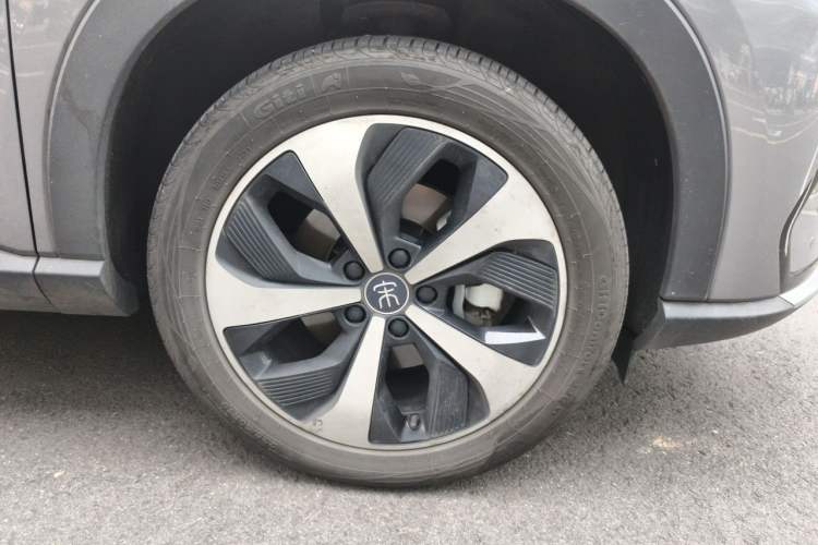 Used BYD Song PLUS New Energy 2023 Champion Edition EV 520KM Prestige Model Right Front Wheel Hub