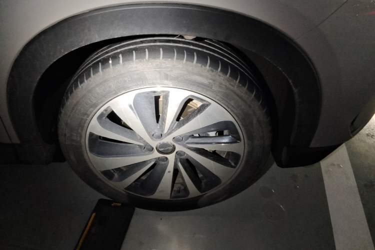 Used BYD Song PLUS New Energy 2023 Champion Edition DM-i 110KM Flagship Model Right Front Wheel Hub