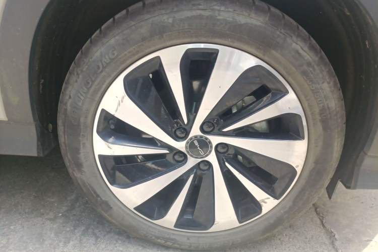 Used BYD Song PLUS New Energy 2023 Champion Edition DM-i 110KM Flagship Model Right Front Wheel Hub