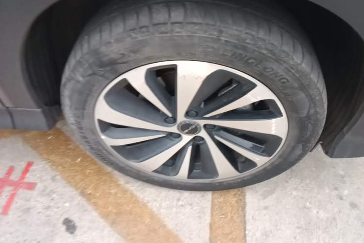 Used BYD Song PLUS New Energy 2023 Champion Edition EV 520KM Prestige Model Right Front Wheel Hub
