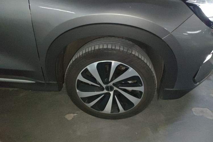 Used BYD Song PLUS New Energy 2023 Champion Edition EV 520KM Prestige Model Right Front Wheel Hub