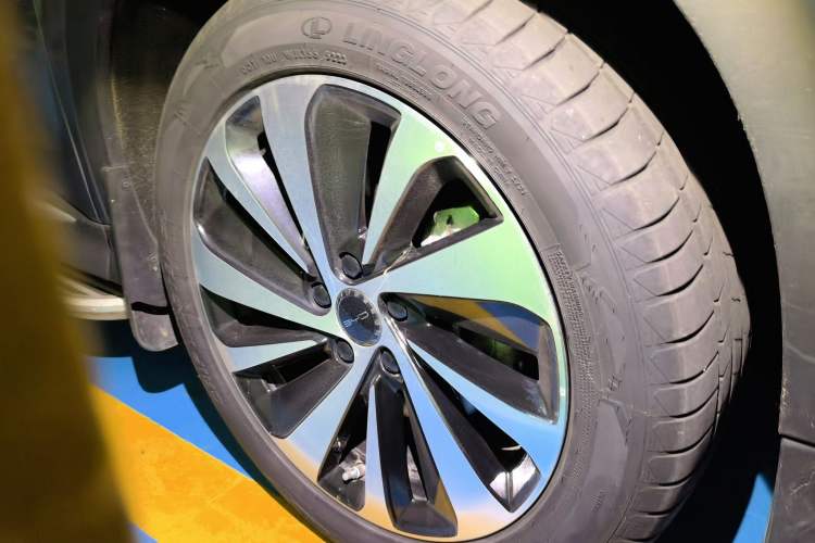 Used BYD Song PLUS New Energy 2023 Champion Edition DM-i 110KM Flagship Model Right Front Wheel Hub