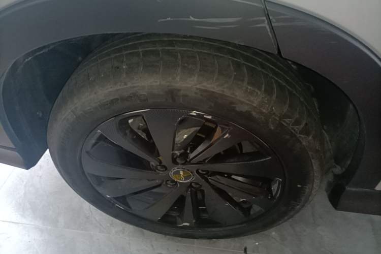 Used BYD Song PLUS New Energy 2023 Champion Edition DM-i 110KM Flagship Model Right Rear Wheel Hub