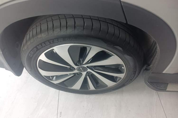 Used BYD Song PLUS New Energy 2023 Champion Edition DM-i 110KM Flagship Model Right Rear Wheel Hub