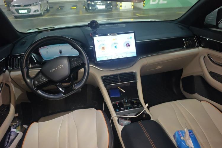 Used BYD Song PLUS New Energy 2023 Champion Edition EV 520KM Luxury Model Center Console
