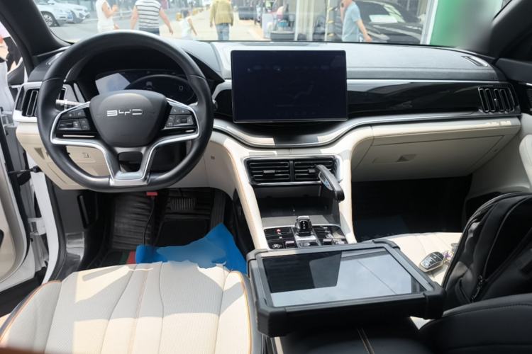 Used BYD Song PLUS New Energy 2023 Champion Edition EV 520KM Flagship Model Center Console