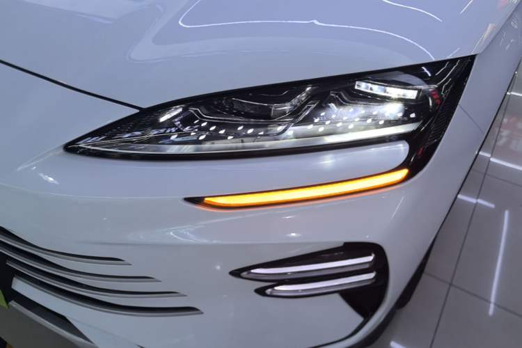Used BYD Song PLUS New Energy 2023 Champion Edition DM-i 110KM Flagship PLUS Left Front Headlight