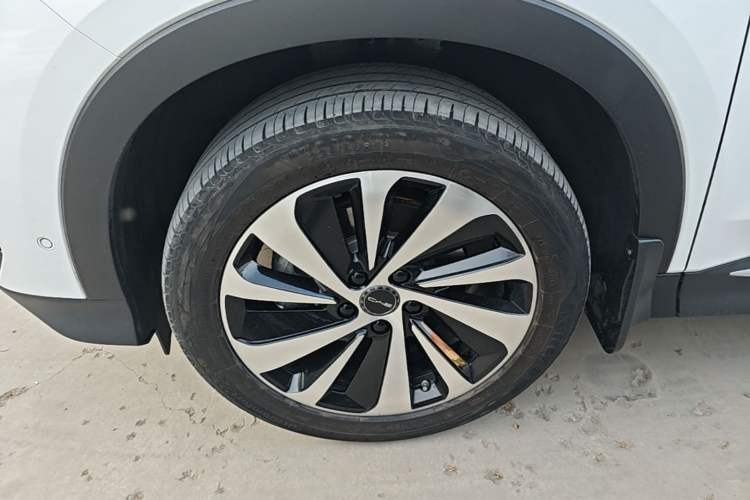 Used BYD Song PLUS New Energy 2023 Champion Edition EV 605KM Flagship PLUS Left Front Wheel Hub
