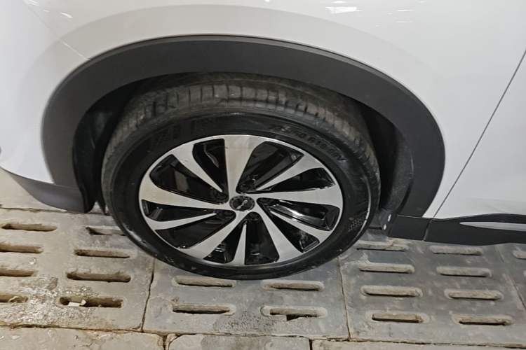 Used BYD Song PLUS New Energy 2023 Champion Edition DM-i 110KM Flagship Model Left Front Wheel Hub