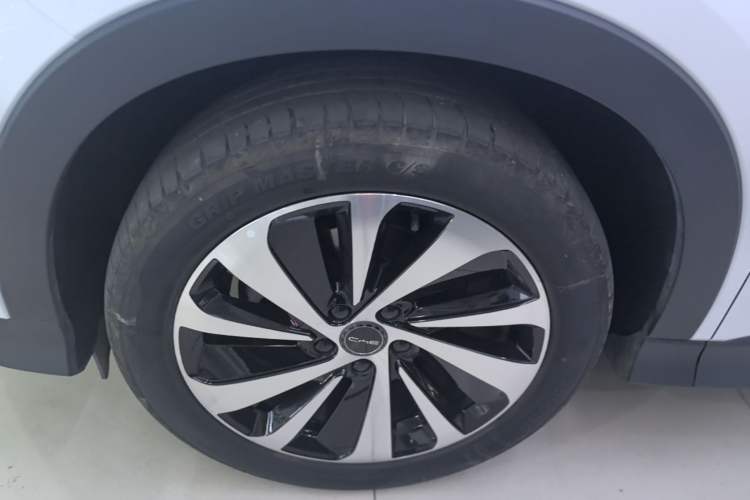 Used BYD Song PLUS New Energy 2023 Champion Edition DM-i 110KM Flagship PLUS Left Front Wheel Hub