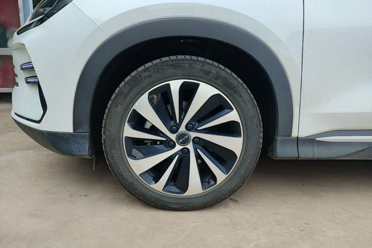 Used BYD Song PLUS New Energy 2023 Champion Edition DM-i 110KM Flagship PLUS Left Front Wheel Hub