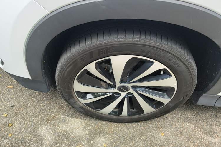 Used BYD Song PLUS New Energy 2023 Champion Edition DM-i 110KM Flagship PLUS Left Front Wheel Hub