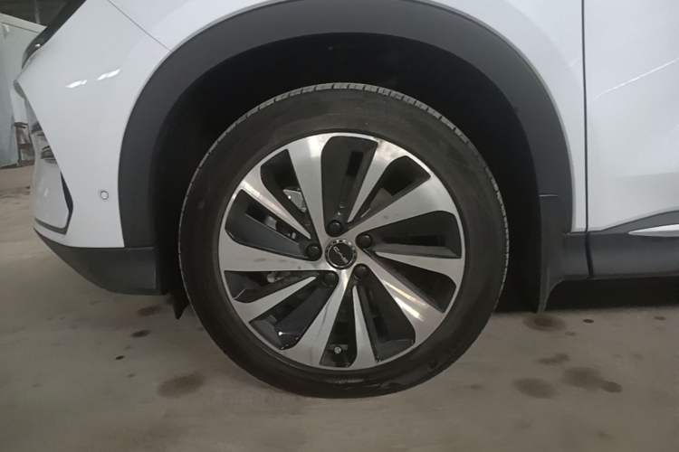 Used BYD Song PLUS New Energy 2023 Champion Edition EV 605KM Flagship PLUS Left Front Wheel Hub