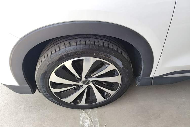 Used BYD Song PLUS New Energy 2023 Champion Edition DM-i 110KM Flagship Model Left Front Wheel Hub