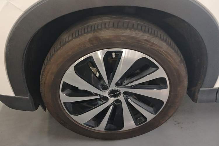 Used BYD Song PLUS New Energy 2023 Champion Edition DM-i 110KM Flagship Model Left Front Wheel Hub