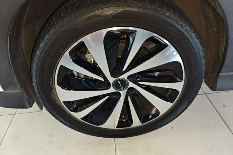 Used BYD Song PLUS New Energy 2023 Champion Edition DM-i 110KM Flagship Model Left Front Wheel Hub
