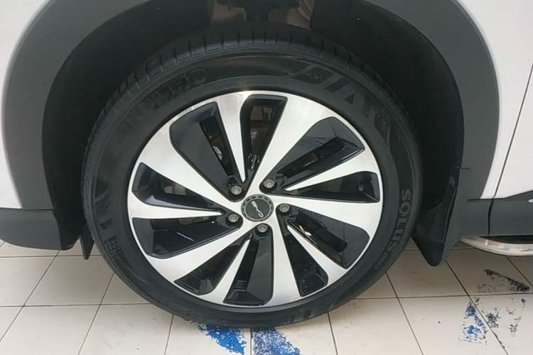 Used BYD Song PLUS New Energy 2023 Champion Edition DM-i 110KM Flagship PLUS Left Front Wheel Hub