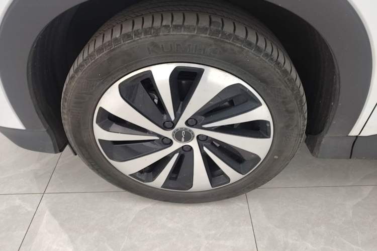 Used BYD Song PLUS New Energy 2023 Champion Edition DM-i 110KM Flagship PLUS Left Front Wheel Hub