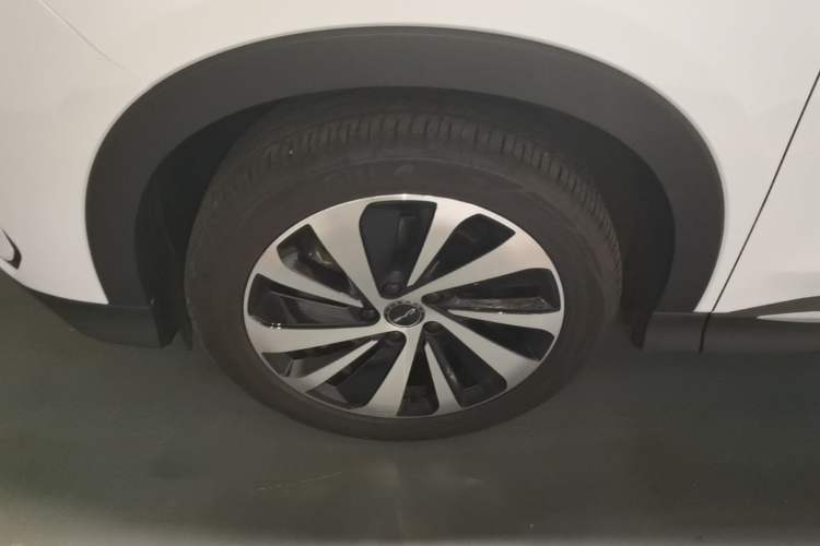 Used BYD Song PLUS New Energy 2023 Champion Edition DM-i 150KM Flagship PLUS Left Front Wheel Hub