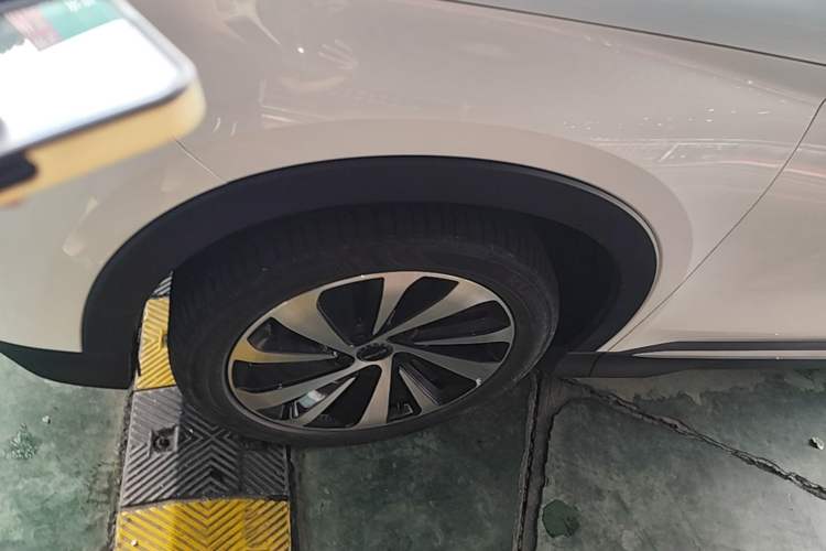 Used BYD Song PLUS New Energy 2023 Champion Edition DM-i 110KM Flagship PLUS Left Front Wheel Hub
