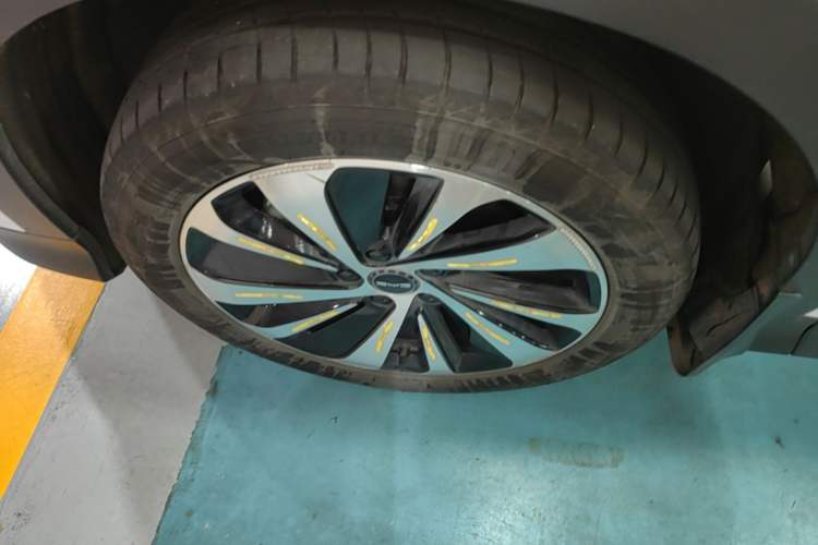 Used BYD Song PLUS New Energy 2023 Champion Edition EV 520KM Prestige Model Left Front Wheel Hub