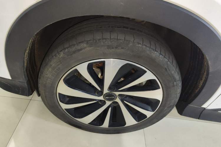 Used BYD Song PLUS New Energy 2023 Champion Edition EV 605KM Flagship PLUS Left Front Wheel Hub