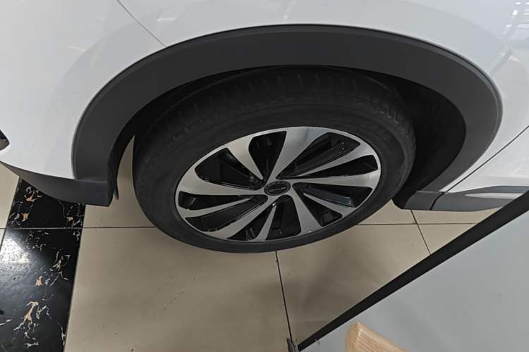 Used BYD Song PLUS New Energy 2023 Champion Edition DM-i 110KM Flagship Model Left Front Wheel Hub