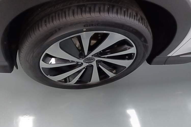 Used BYD Song PLUS New Energy 2023 Champion Edition EV 605KM Flagship PLUS Left Front Wheel Hub