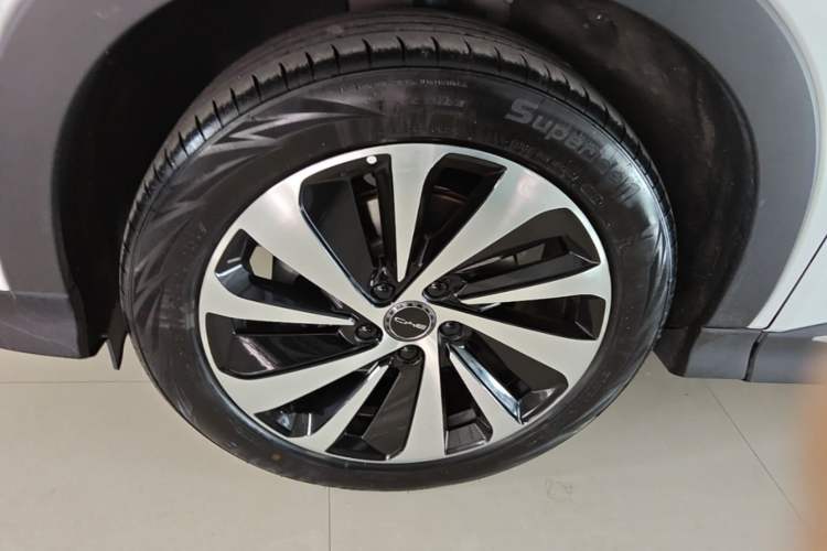Used BYD Song PLUS New Energy 2023 Champion Edition DM-i 110KM Flagship PLUS Left Front Wheel Hub