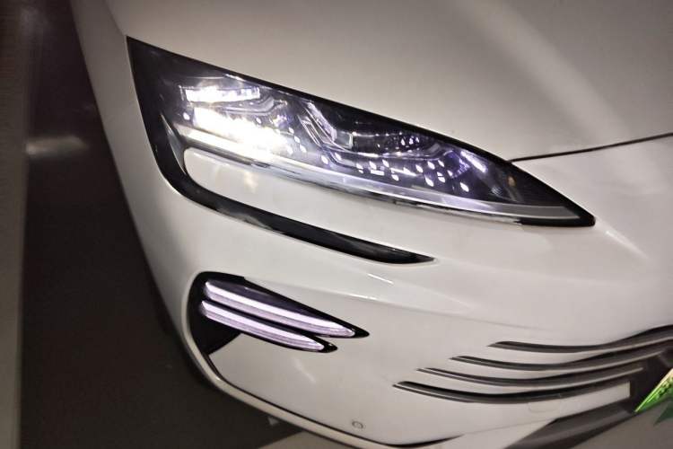 Used BYD Song PLUS New Energy 2023 Champion Edition DM-i 110KM Flagship PLUS Right Front Headlight