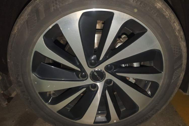 Used BYD Song PLUS New Energy 2023 Champion Edition DM-i 110KM Flagship PLUS Right Front Wheel Hub