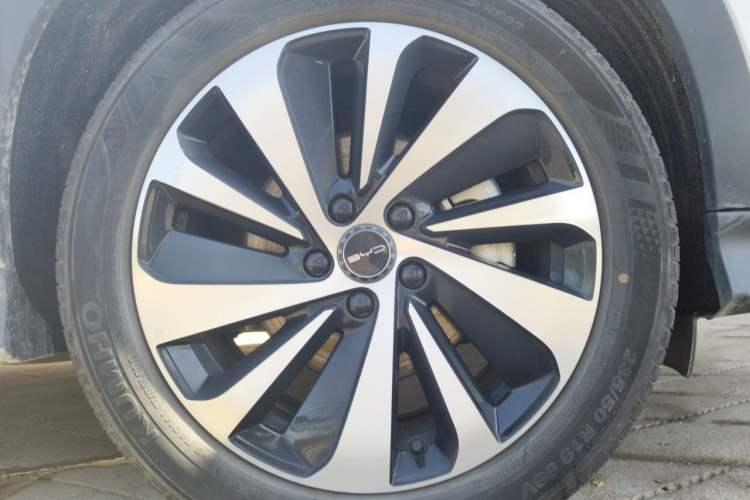 Used BYD Song PLUS New Energy 2023 Champion Edition DM-i 110KM Flagship Model Right Front Wheel Hub