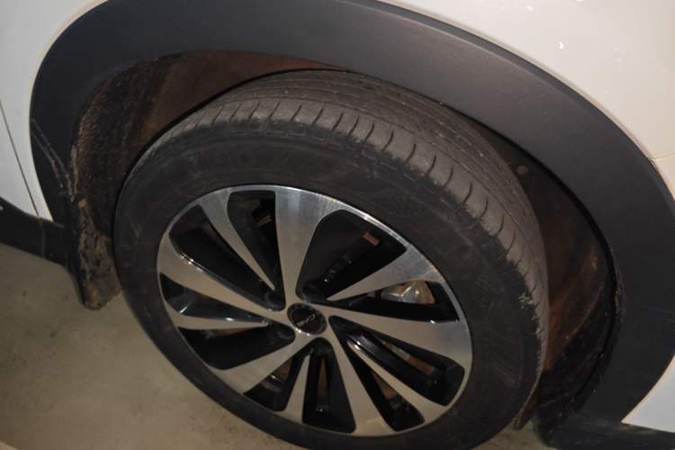 Used BYD Song PLUS New Energy 2023 Champion Edition DM-i 110KM Flagship Model Right Front Wheel Hub