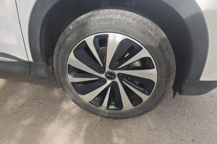 Used BYD Song PLUS New Energy 2023 Champion Edition EV 520KM Prestige Model Right Front Wheel Hub