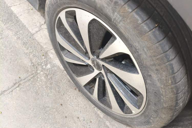 Used BYD Song PLUS New Energy 2023 Champion Edition EV 520KM Prestige Model Right Front Wheel Hub