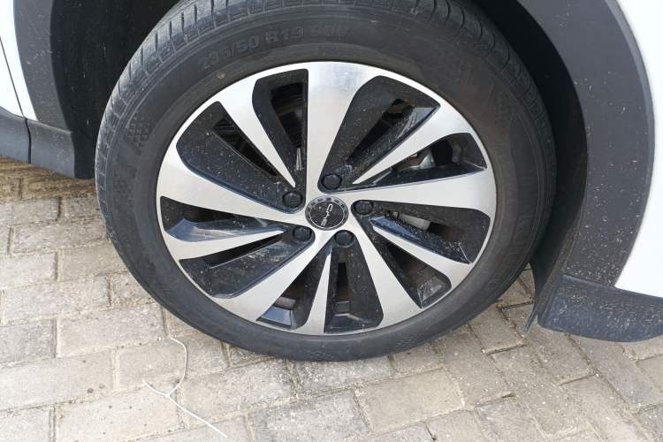 Used BYD Song PLUS New Energy 2023 Champion Edition DM-i 110KM Flagship PLUS Right Front Wheel Hub