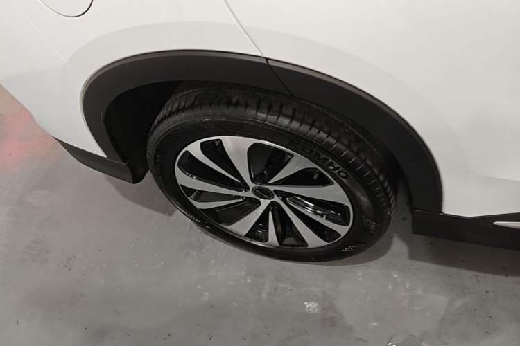 Used BYD Song PLUS New Energy 2023 Champion Edition DM-i 110KM Flagship Model Right Rear Wheel Hub