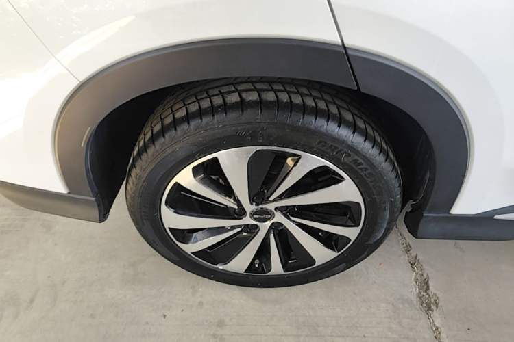 Used BYD Song PLUS New Energy 2023 Champion Edition DM-i 110KM Flagship Model Right Rear Wheel Hub