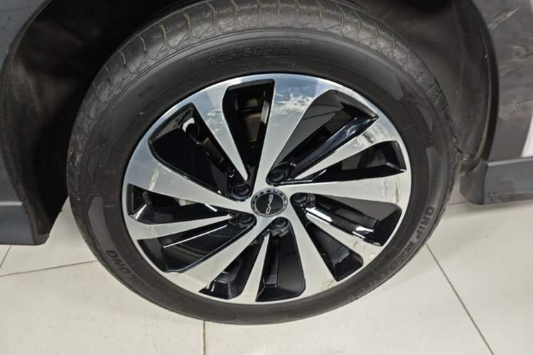 Used BYD Song PLUS New Energy 2023 Champion Edition DM-i 110KM Flagship Model Right Rear Wheel Hub